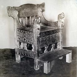 Stol med utskjæringer.