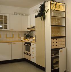 Kokekrok på kjøkken i nybygget boligblokk. Illustrasjonsbild