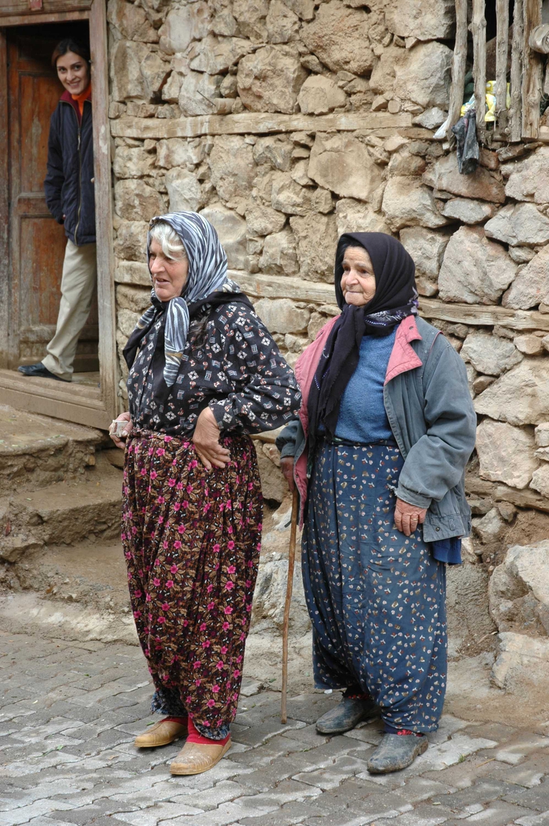 To kvinner i landsbyen Samlar i Tyrkia. De er kledd i typiske kvinnerklær med skaut. Jenta i døråpningen er på besøk hos sin tante.