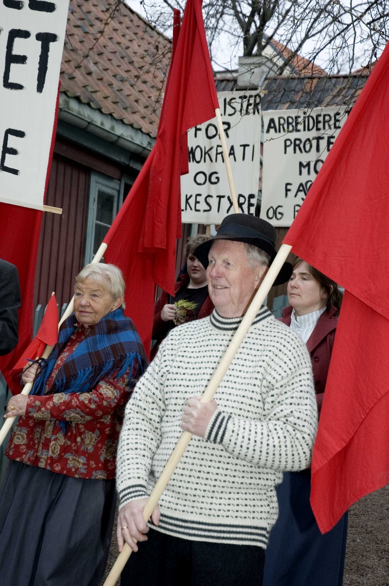 1.mai 2006 på Norsk Folkemuseum.1.mai 2006 på Norsk Folkemuseum. Demonstranter med plakater og røde faner i museets gamleby.