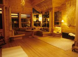 Sofagruppe, veggteppe, hjørneskap, stoler og bord i et hus i