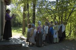 Levendegjøring på museum.Ferieskolen uke 31 i 2006. Frøken 