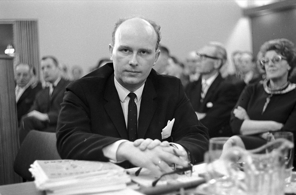 Serie. Reguleringsplan for Kolbotn, Oppegård, Akerhus. Rolf Presthus i en forsamling. Fotografert 1968.