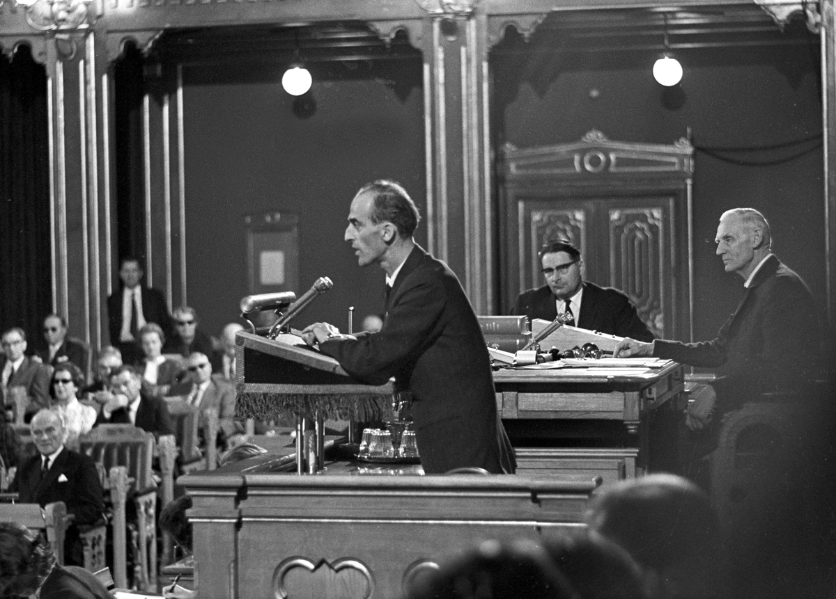 Serie. Kings Bay debatten i Stortinget, bla. John Lyng, Finn Gustavsen og Einar Gerhardsen. Fotografert august 1963.