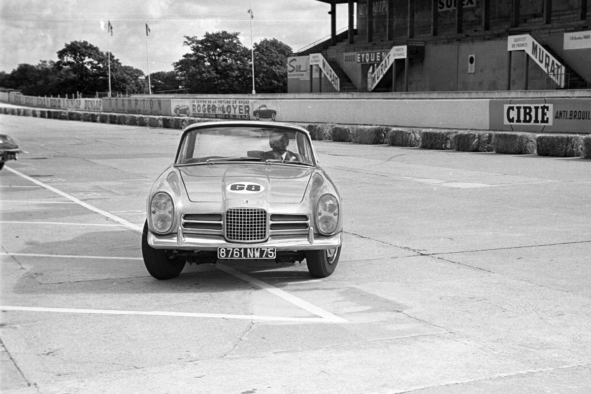 Serie. Fra bilutstillingen i Paris 1963. Det vises nye bilmodeller, veteranbiler og sportsbiler. Fotografert oktober 1963.

