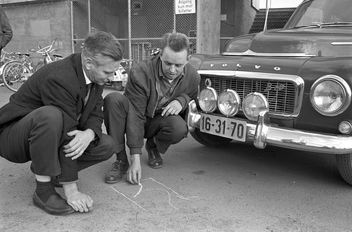 To menn og en bil i KNAs "Rattmesterskap". Fotografert oktober 1963.
