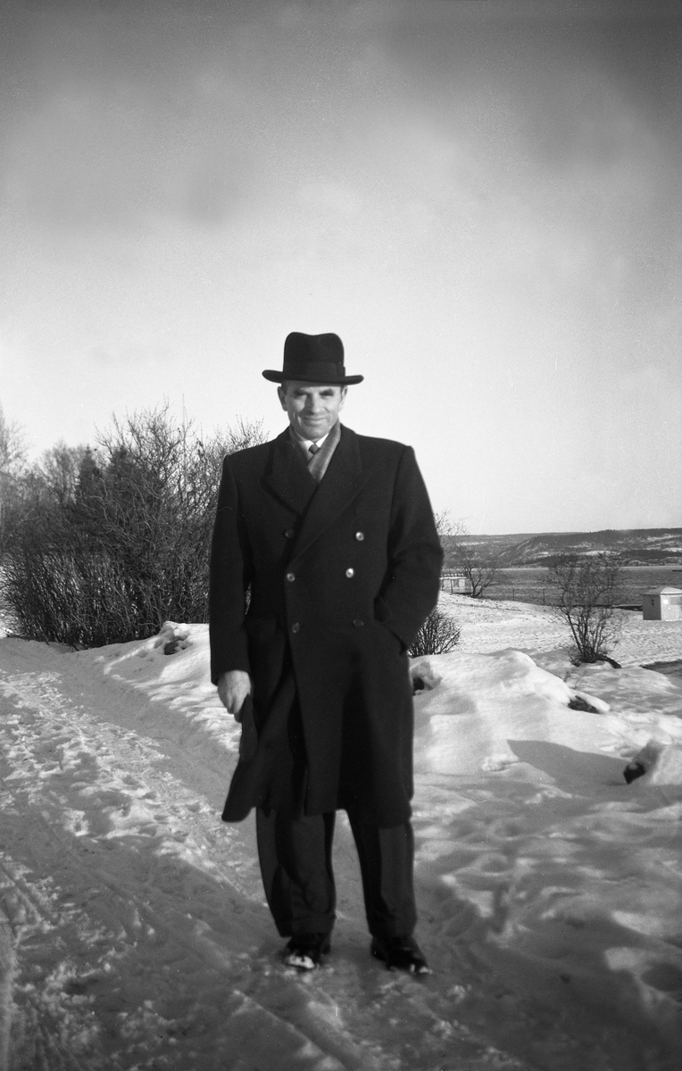 Fritjof Arentz i vinterlandskap, ant. på Bygdøy. Fotografert i 1947.