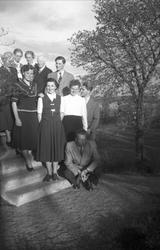 Gruppebilde. Familien Arentz med gjester, fotografert sommer