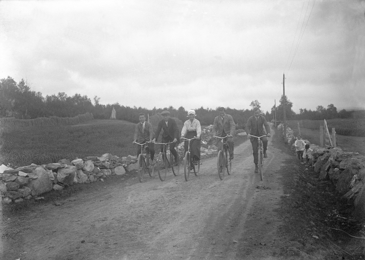 Familien Arentz på nye sykler på veien til feriestedet Trøan ved Røros.