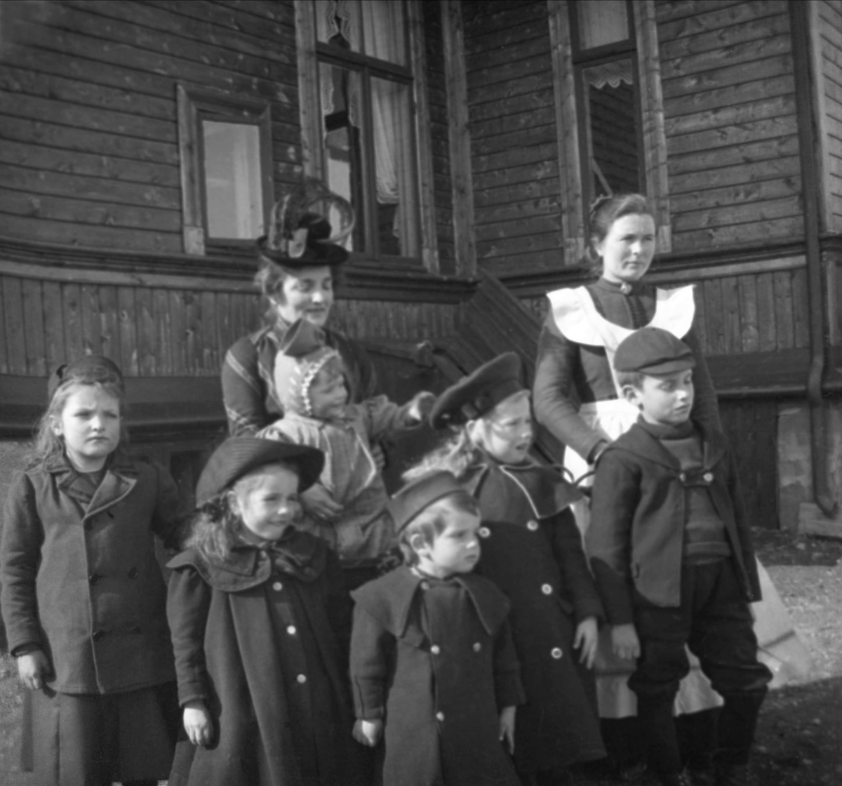 Dikka Arentz og hushjelpen med barna, fra høyre Thorleif, Guri, Fritjof, Nanna og Sofie. Til venstre Aslaug Ottesen.