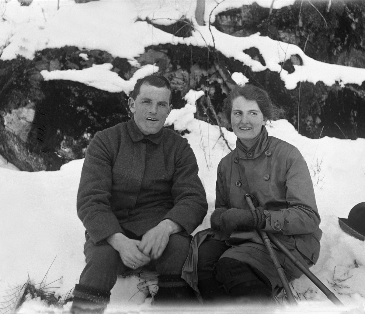 Dordi og Fritjof Arentz sitter kledd for en skitur, Nøklevann. Fotografert februar 1925.