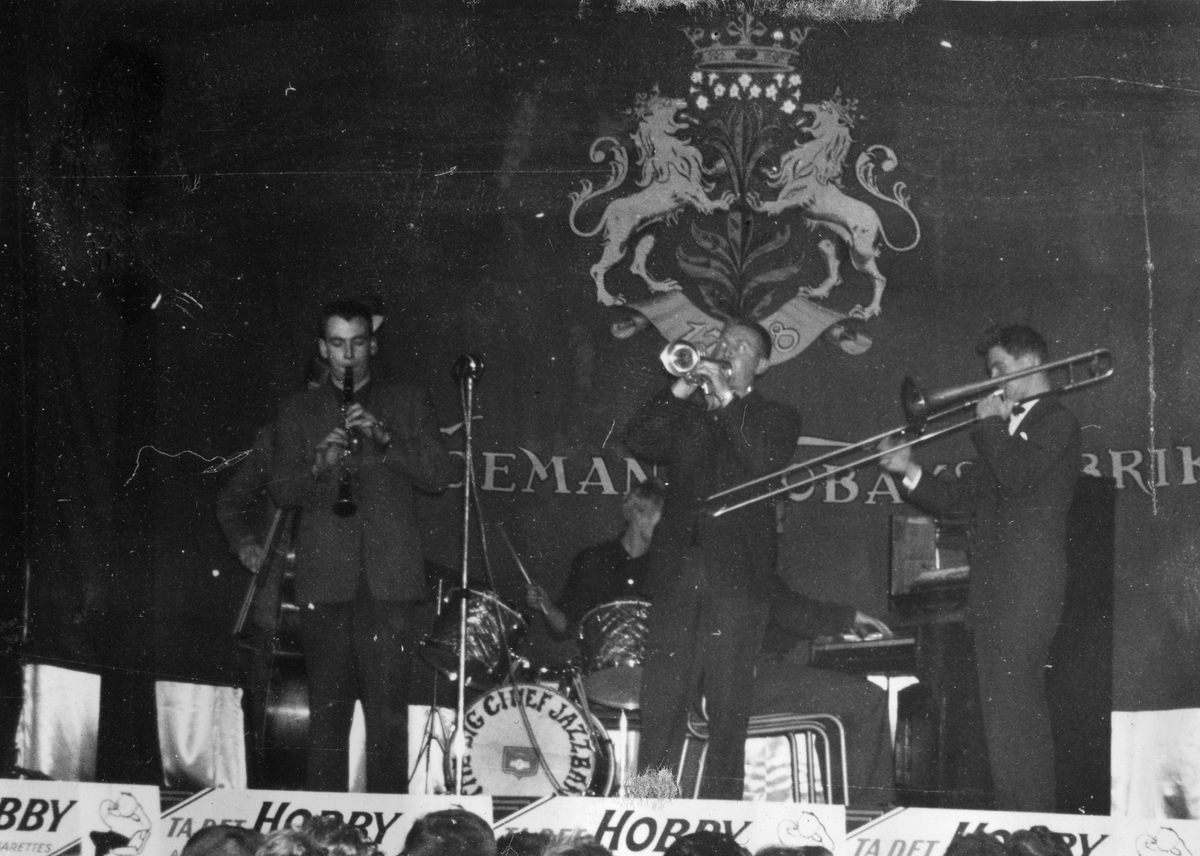 Reklameshow for Tiedemann på en militærforlegning med "The Big Chief Jazzband" i 1957.