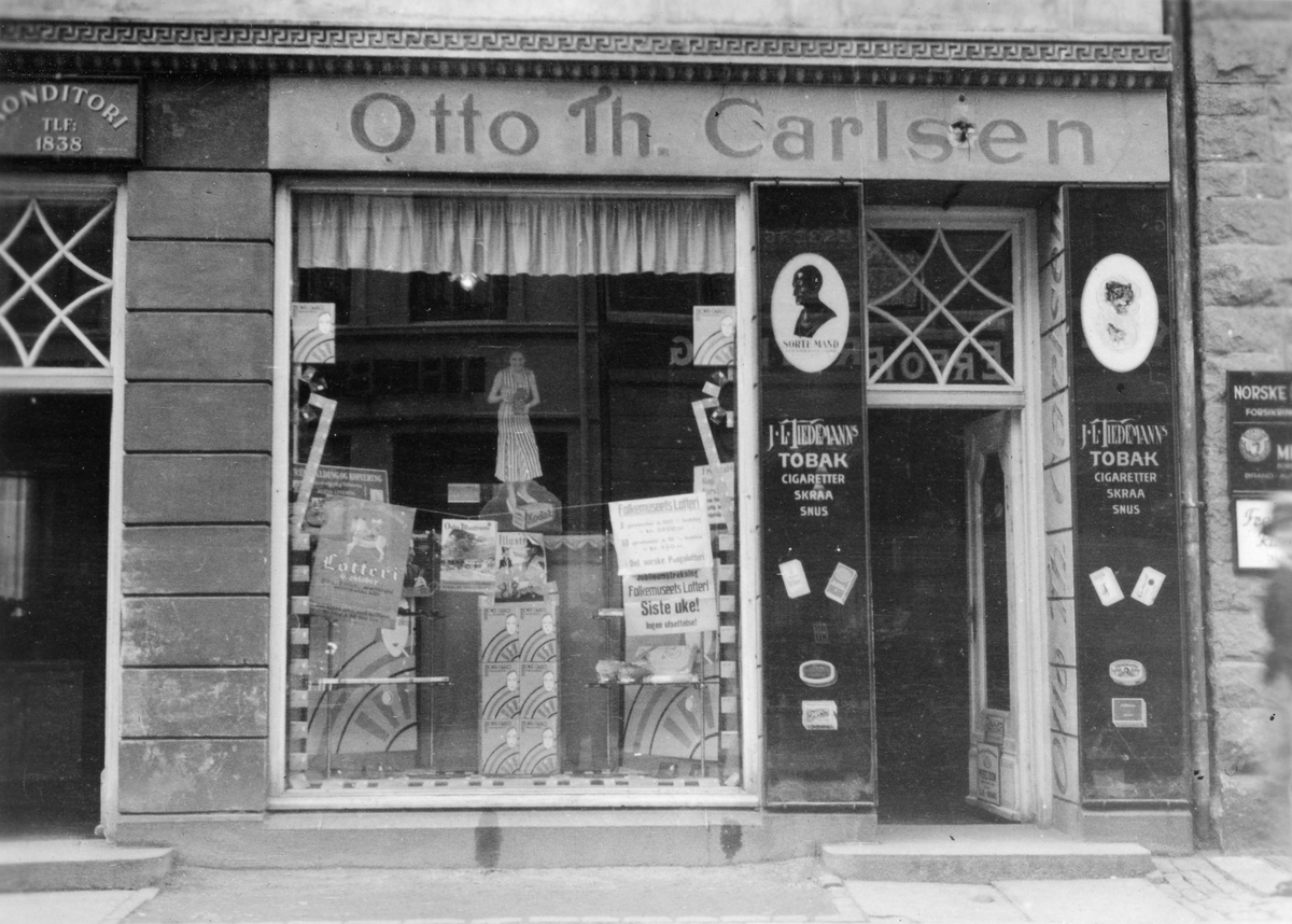 Otto Th. Carlsen tobakksbutikk i Fredrikstad, eksteriør med Tiedemanns reklameskilter.