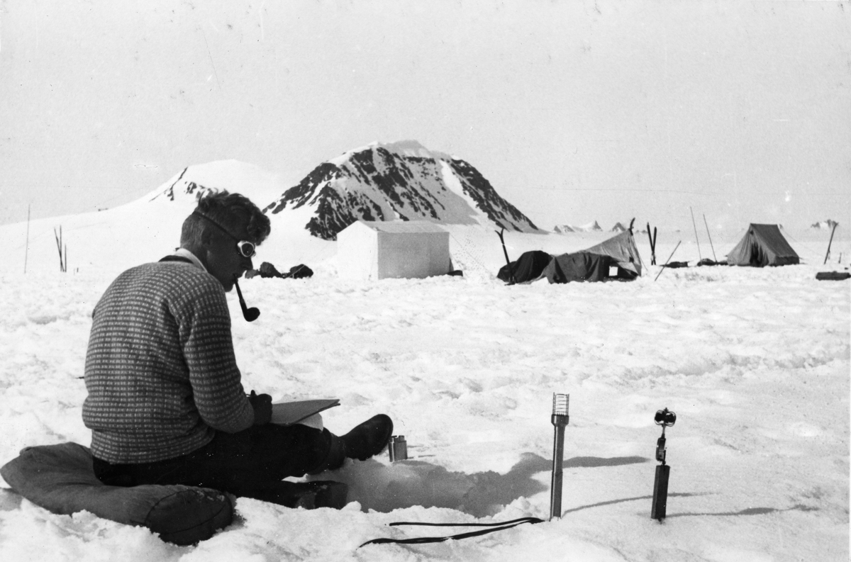 Knudsen sammenligner instrumenter. Den norsk-svenske Svalbardekspedisjonen 1934.