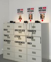 Arkivskap med brev og historier fra skolehjemsbarn. Høretele