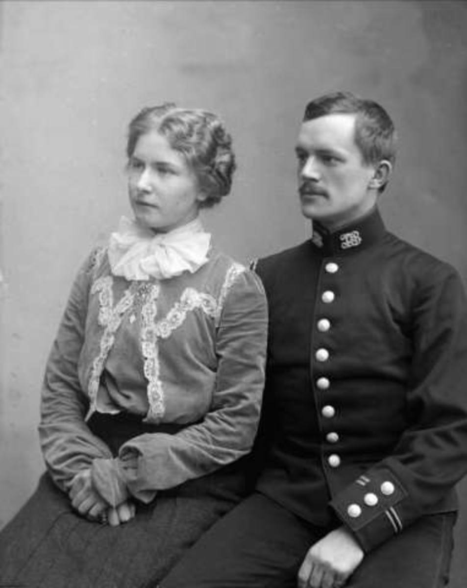 Gruppeportrett, ektepar, hun i lys drakt, han i uniform som løytnant. Løytnant A. Andersen.
