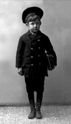 Portrett av Henrik Oppen i matrosdrakt med jakke.