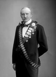 Portrett av Peder Olaf Olsen, antakelig. Bånd med premieplak