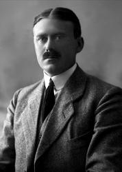 Portrett, mann med dress. K Halse, Bergen.