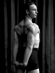 Portrett, mann i bryterdrakt, Georg Brustad.