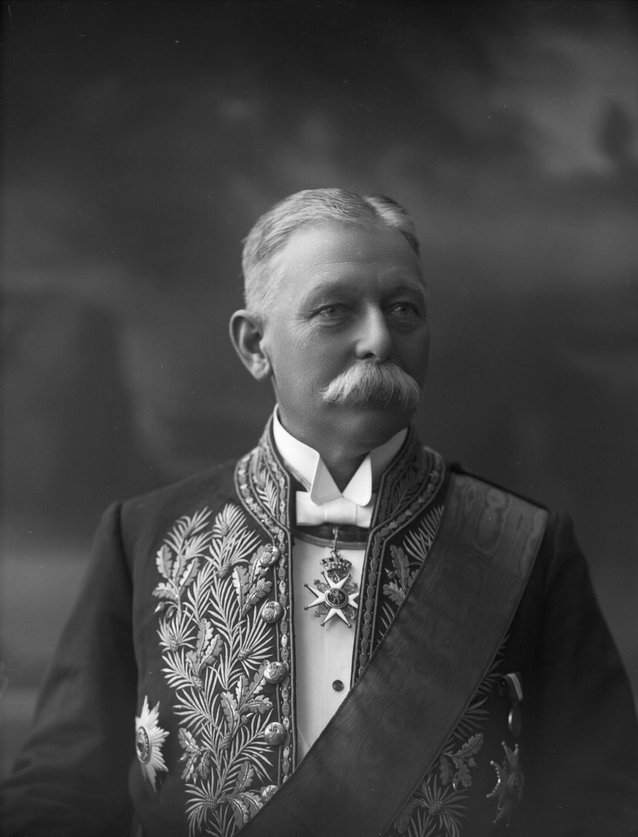 Portrett, Nicolai Christian Grove Prebensen (1850-1930). i uniform som sendemann i den norske utenrikstjeneste som reglementert fra 1906 til 1923.