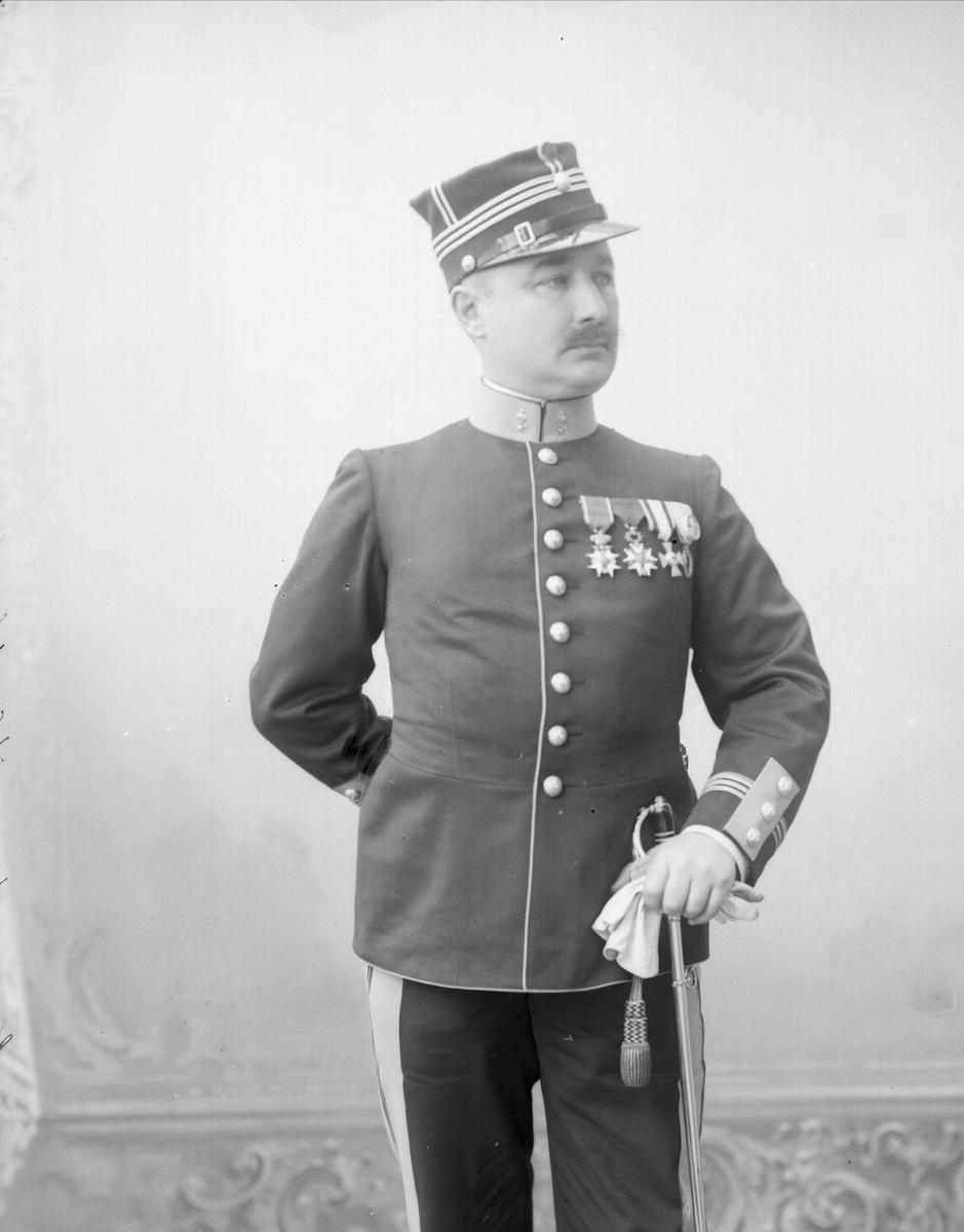 Portrett, Thomas Thomassen Heftye i uniform som kaptein i Ingeniørkorpset.