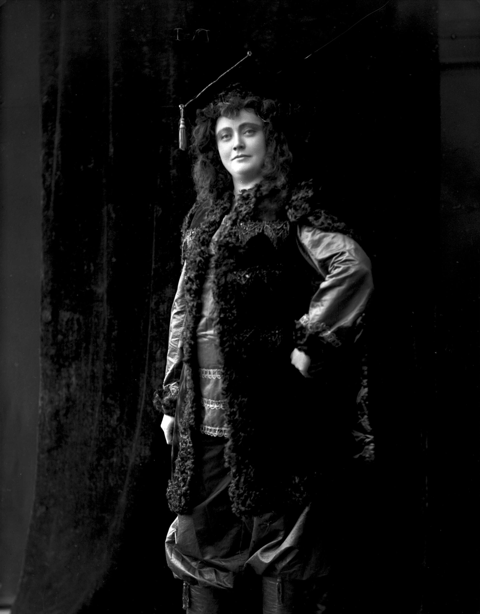 Portrett, operasangerinne, sopranen Gabrielle Bidenkap, som heksen i "Hans og Grethe" (av Humperdinck) National Theateret 1903.