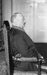 Portrett, Hans Aimar Mow Grønvold i uniform som kabinettsekr