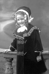 Portrett, jente i yttertøy, kåpe. Hjørdis Carlsen.