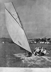 Avfotografering. Seilbåt med stort mannskap.