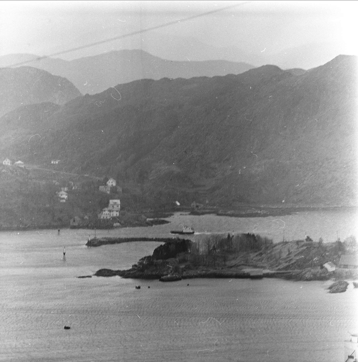 Måløysundet, Vågsøy, mai 1963. Oversiktsbilde.