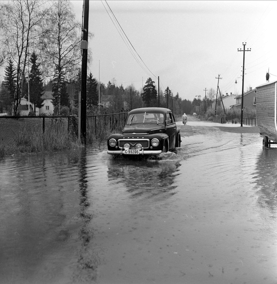 Flom på Høybråten. Bil på oversvømt vei. Oslo 14.10.1964.