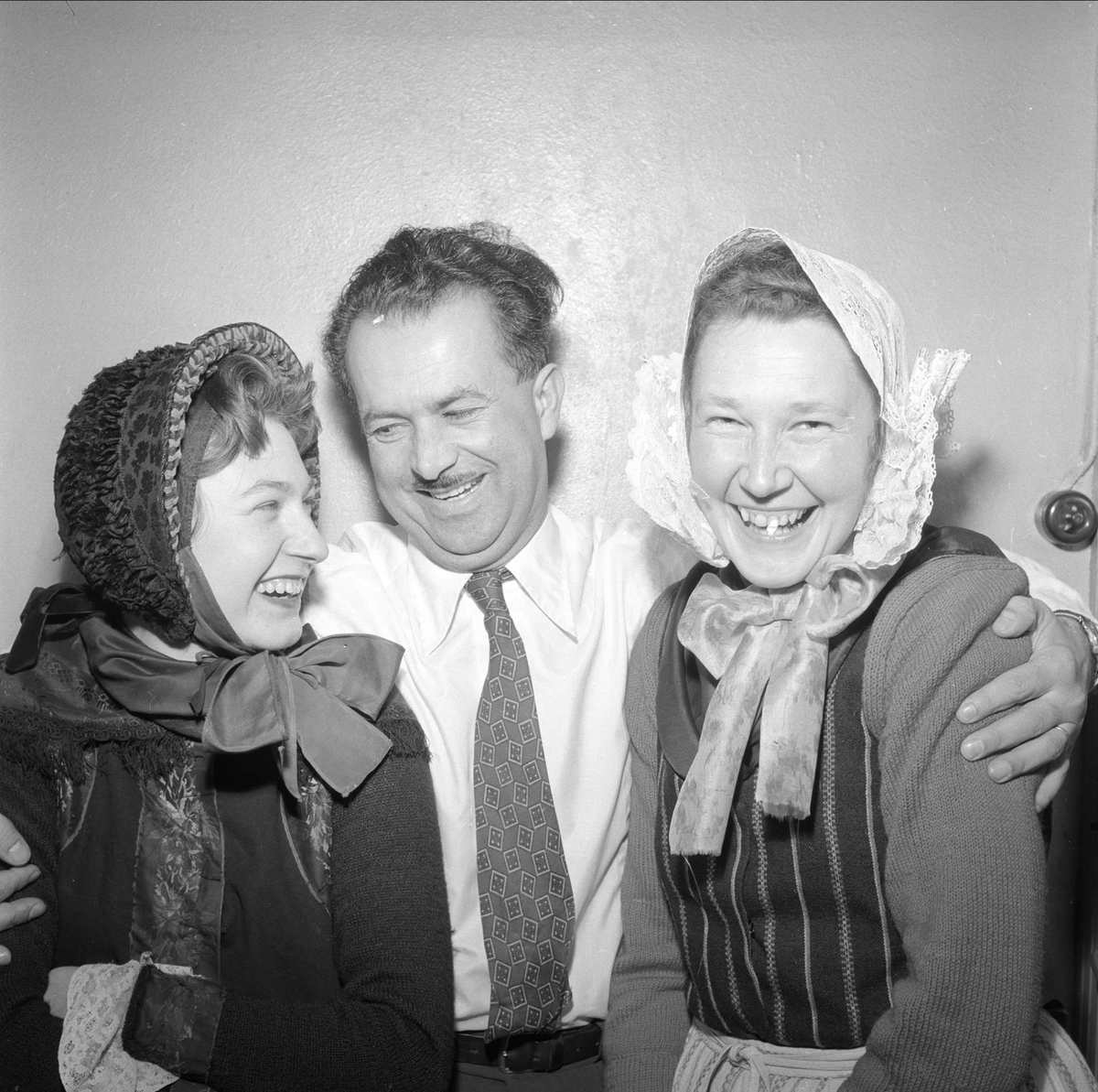 Mann og kvinner i kostymer. Mars 1954. Bygdelag. Teatersalen, ant. fra stykket "Rundreise".