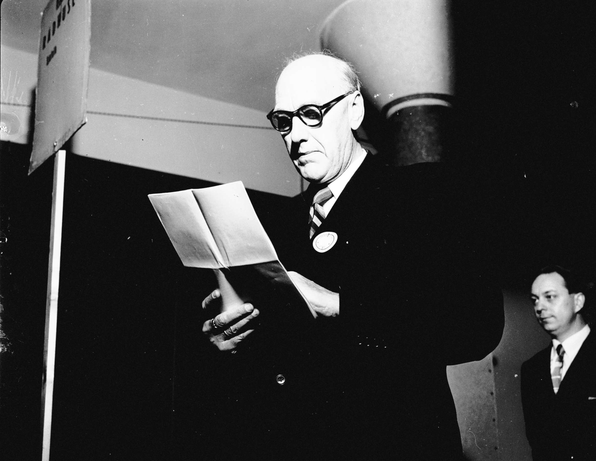 Stortingsvalg ant. Oslo 12.10.1953. Mann med papir i hånda..