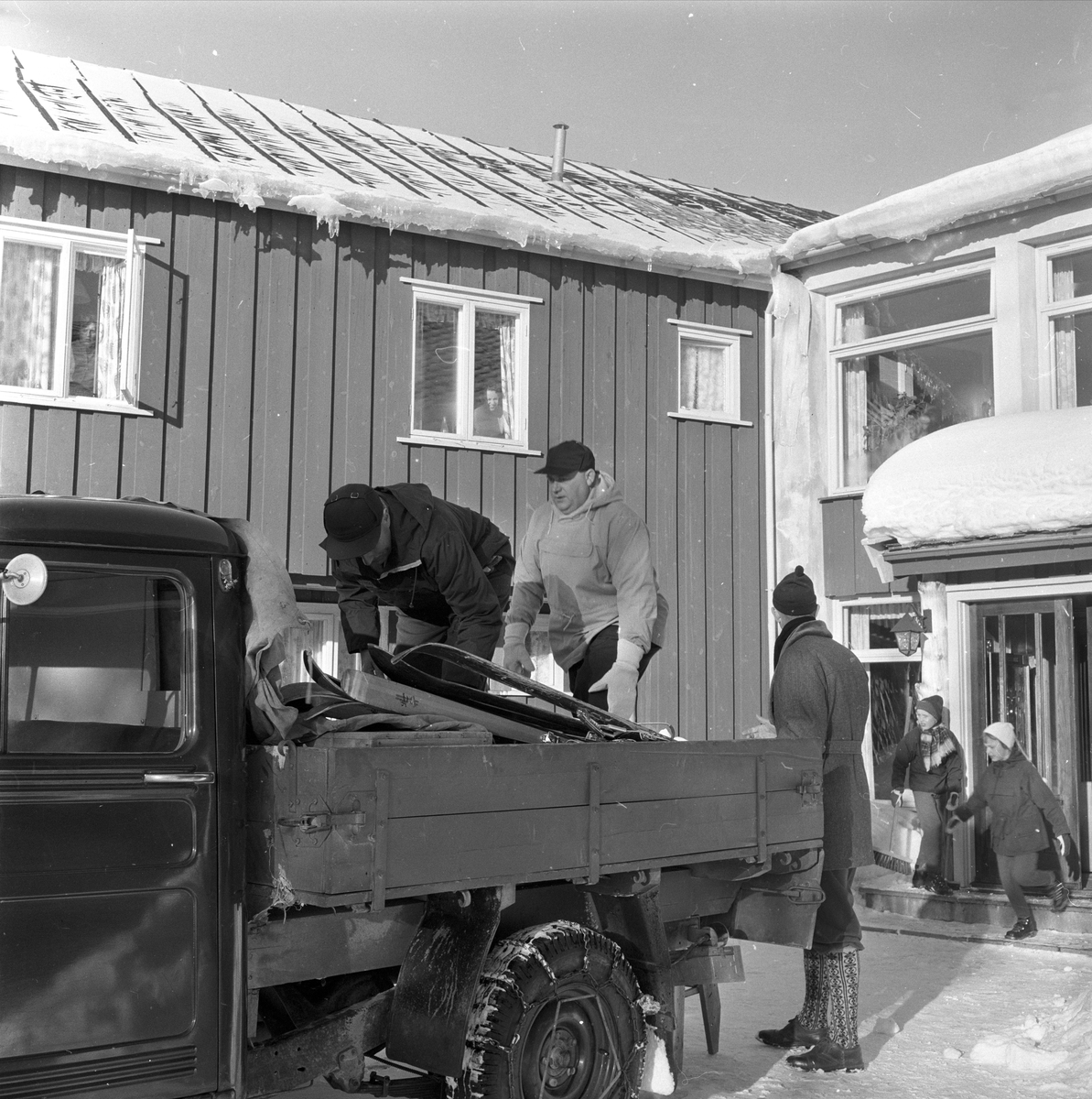 Lastebil, reisedag, Espedalen Turistheim, Gausdal, Oppland, 24.02.1959.