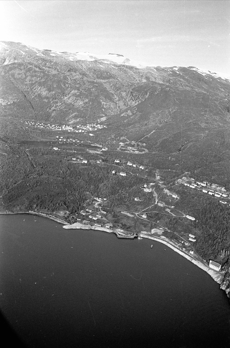 Glomfjord, Meløy, oktober 1965. Artikkel om mann fra Glomfjord-raidet, John Fairclough. Utsiktsbilde. 