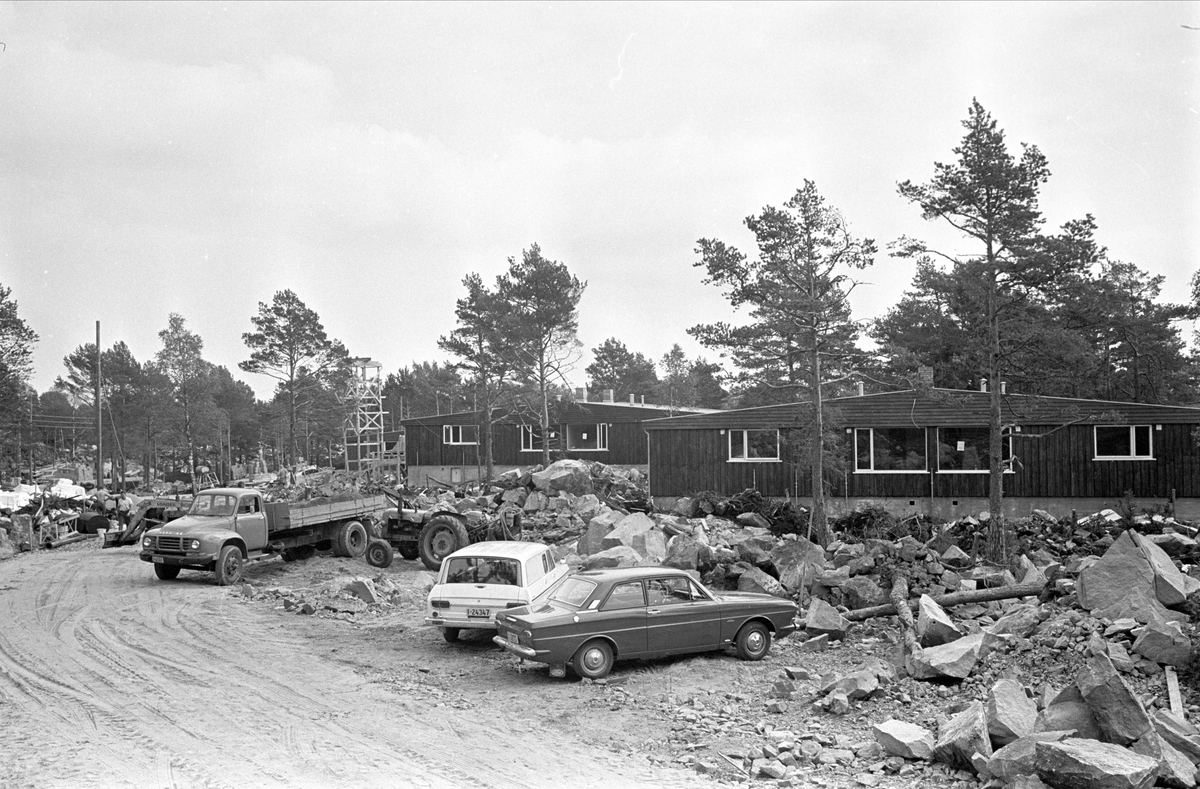 Risør, Aust-Agder, 1968. "Konvoibyen", boliger for krigsseilere, åpnet 1968. Biler foran et byggefelt med boliger under oppføring.
