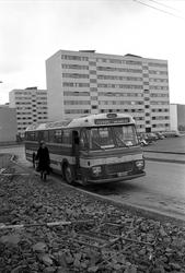 Fra Tokerud, Oslo oktober 1969. Buss med boligblokker i bakg