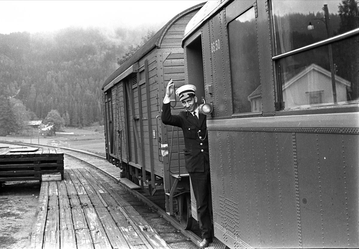 Fra Rollag 1968. Toget får klarsignal av konduktøren.