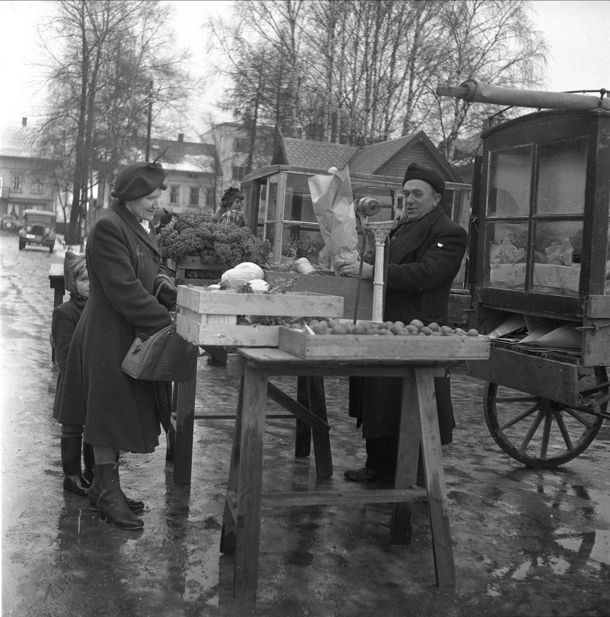 Lillestrøm, Skedsmo, Akershus, desember 1952. Torget, mann selger grønnsaker.