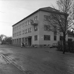 Mysen, Eidsberg, 16.07.1957. Postkontor sett fra gata.