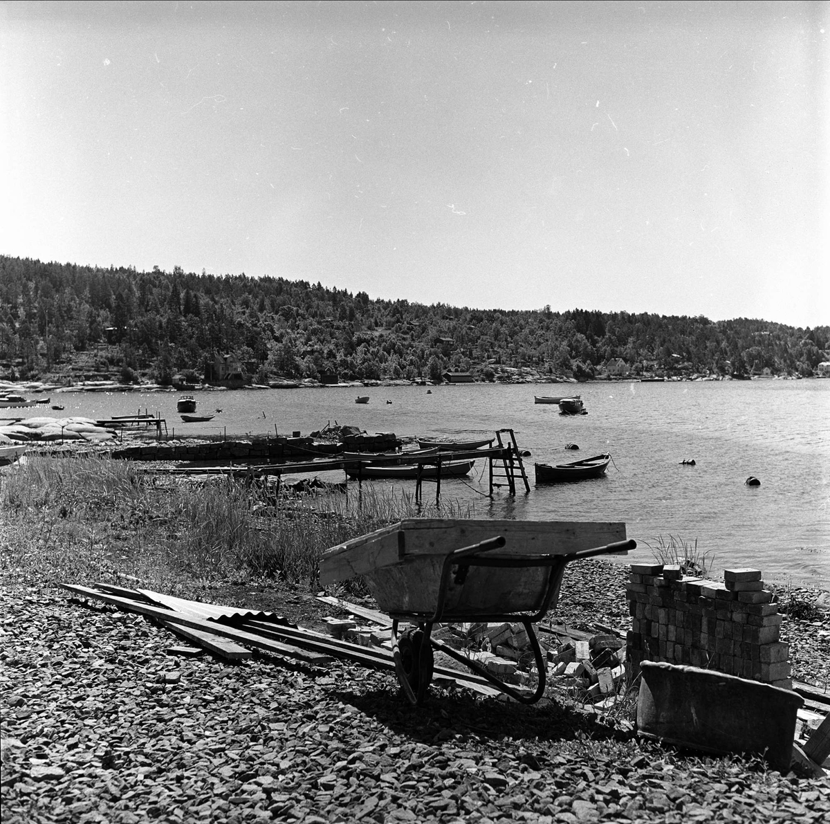 Nesodden, Akershus, 17.06.1961. Landskap med brygger og båter. Trillebår.