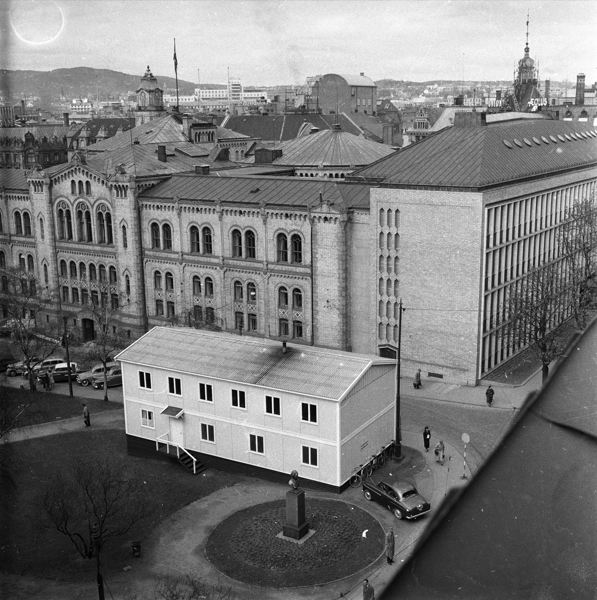 Wessels plass, Oslo, mai 1952. Stortinget og plassen