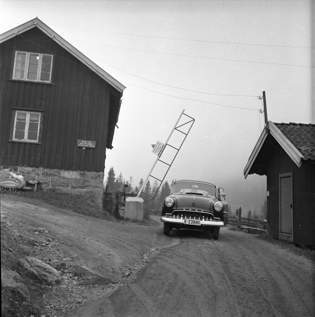 Sørkedalen, Oslo, oktober 1958. Gårdsplass med bil.