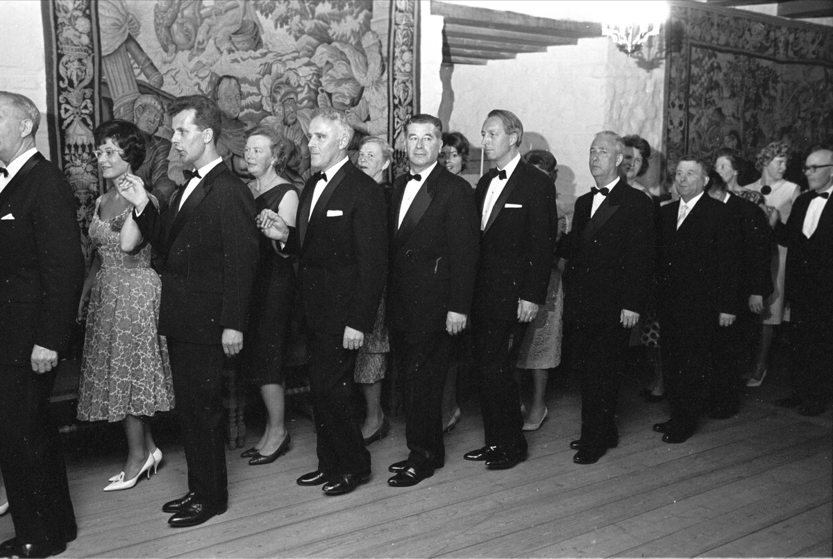 Oslo, 19.06.1965, Stortinget, avslutnings fest på Akershus slott, stortingsrepresentanter i festsalen, polonese, Per Borten midt i bildet.
