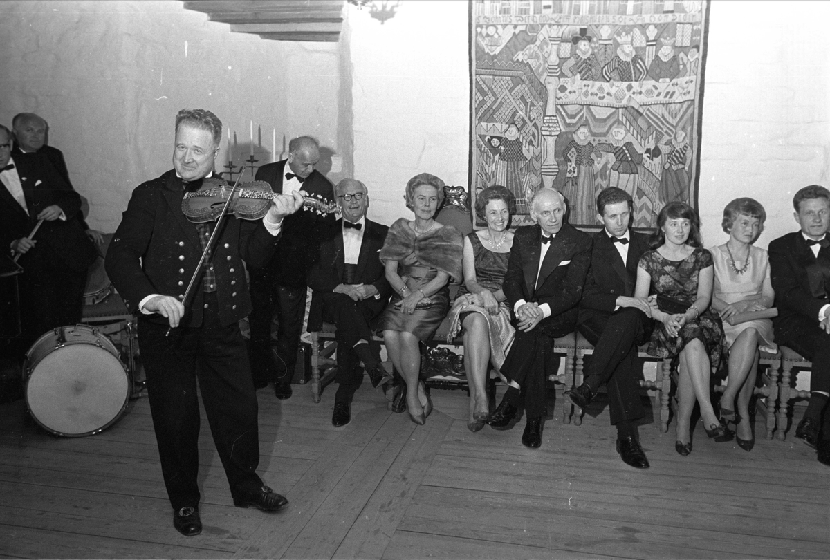 Torleiv Bolstad med hardingfele i Oslo 19.06.1965 i forbindelse med Stortingets avslutningsfest på Akershus slott. Stortingsrepresentanter i Margaretasalen.
