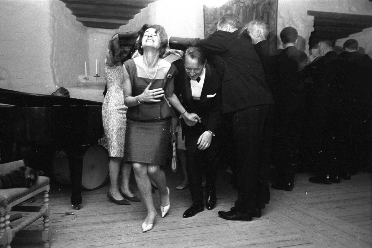 Oslo, 19.06.1965, Stortinget, avslutningsfest på Akershus slott, stortingsrepresentanter i festsalen, polonese.
