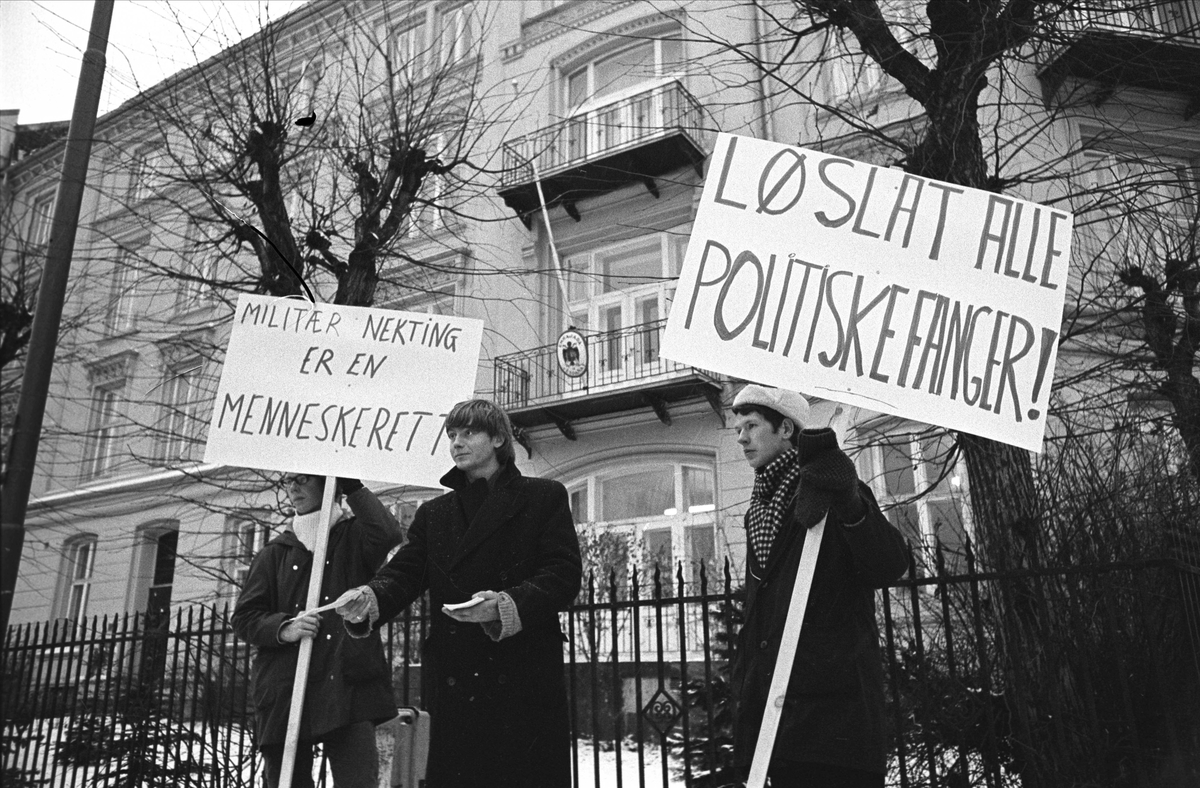 Oslo, desember, 1970, "Fredfangens Dag", demonstrasjon utenfor Den spanske Ambassade.