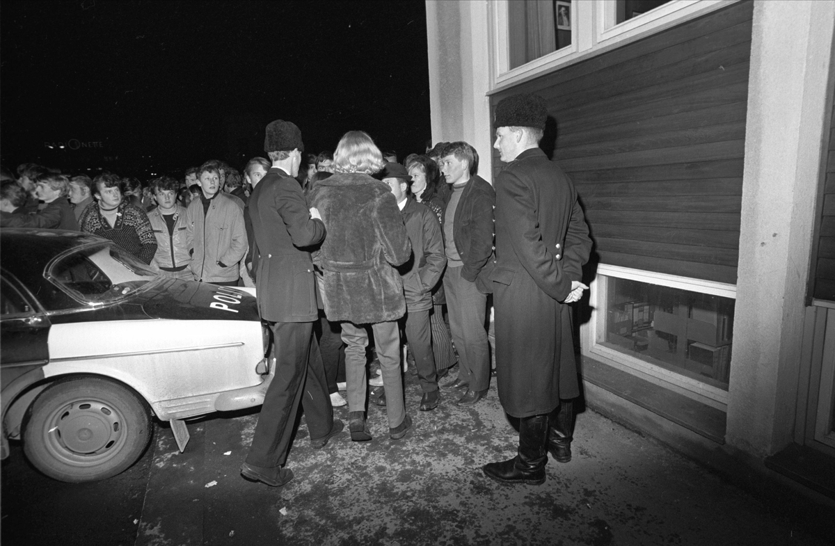 Arendal, 10.04.1970, demonstrasjoner, premiere på filmen "Green Berets" i Arendal. Politi og demonstranter ved Posthuset.