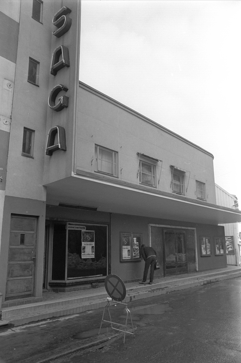 Arendal, 10.04.1970, demonstrasjoner, premiere på filmen "Green Berets" i Arendal. Fasaden på Saga kino, Friergangen..